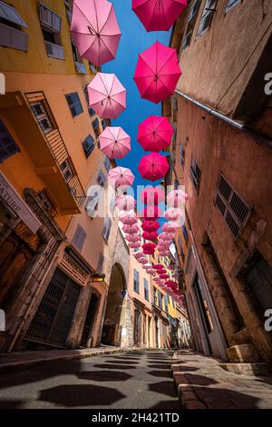 Grasse France rosa Regenschirme Dekoration Stockfoto