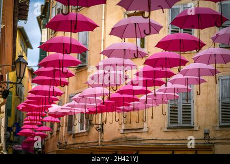 Grasse France rosa Regenschirme Dekoration Stockfoto