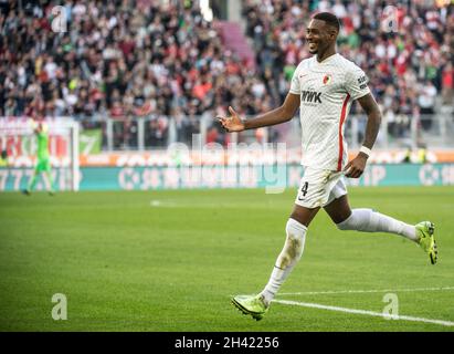 Augsburg, Deutschland. Oktober 2021. Fußball: Bundesliga, FC Augsburg - VfB Stuttgart, Matchday 10, WWK Arena. Reece Oxford aus Augsburg feiert sein 1:1-Ziel. Quelle: Matthias Balk/dpa - WICHTIGER HINWEIS: Gemäß den Bestimmungen der DFL Deutsche Fußball Liga und/oder des DFB Deutscher Fußball-Bund ist es untersagt, im Stadion und/oder vom Spiel aufgenommene Fotos in Form von Sequenzbildern und/oder videoähnlichen Fotoserien zu verwenden oder zu verwenden./dpa/Alamy Live News Stockfoto