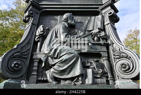 31. Oktober 2021, Thüringen, Eisenach: Eine Darstellung auf dem Lutherdenkmal am Karlsplatz aus dem Jahr 1895 zeigt Luther bei der Übersetzung der Bibel. Anlässlich des 500. Jahrestages der Übersetzung des Neuen Testaments durch Martin Luther auf der Wartburg hat die Thüringer Tourismus GmbH (TTG) für das gesamte Jahr 2022 das Motto „die Welt übersetzen“ gewählt. Am diesjährigen Reformationstag, dem 31. Oktober, eröffnete der Ministerpräsident und der Bürgermeister von Eisenach das Tourismusjahr. Foto: Martin Schutt/dpa-Zentralbild/dpa Stockfoto