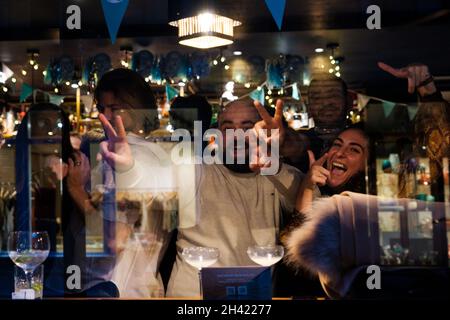 Nachdem Halloween 2020 aufgrund eines Lockdowns abgesagt wurde, kehrten die Londoner zurück, um sich als ihre Lieblingsfiguren und -Kostüme zu verkleiden Stockfoto