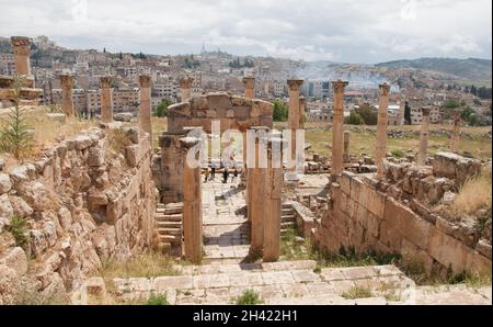 Treppe zur Kathedrale, (byzantinische Kirche) Jerash, Jordanien, Naher Osten. Steine aus der alten römischen Stadt Jerash wurden verwendet, um diese Ca Stockfoto