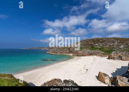 ACHMELVICH LOCHINVER SUTHERLAND SCHOTTLAND AZURE HIMMEL TÜRKISFARBENES MEER MAKELLOSER WEISSER SANDSTRAND Stockfoto