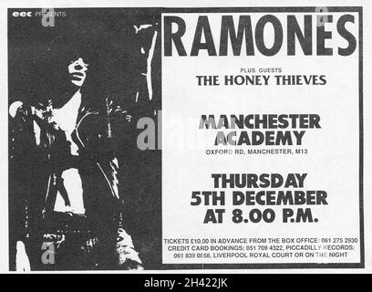 The Ramones Original UK Concert Flyer für eine Show in der Manchester Academy, Oxford Road, Manchester, am 5. Dezember. 1985. Litho gedruckt in schwarz auf weißem, mattem Papier. Diese wurden in lokalen Plattenläden zur Werbung für die Show mit Tickets zu einem Preis von 10 £ausgeteilt. Support Band waren The Honey Thieves. Stockfoto