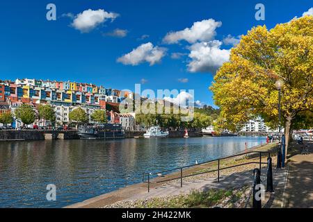 BRISTOL CITY ENGLAND HOTWELLS LEGT DIE MEHRFARBIGEN HÄUSER VON CLIFTON WOOD UND AMBRA VAL IM SPÄTSOMMER AN Stockfoto