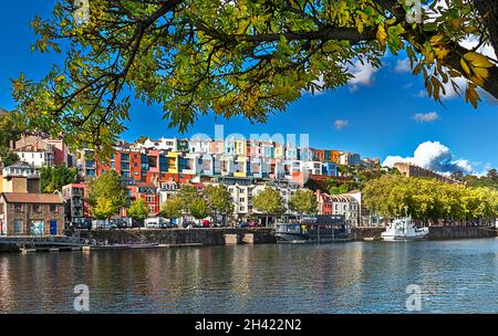 BRISTOL CITY ENGLAND HOTWELLS LEGT EINEN GETREIDEBARKEN UND DIE BUNTEN HÄUSER VON CLIFTON WOOD UND AMBRA VAL AN Stockfoto