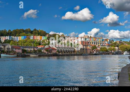 BRISTOL CITY ENGLAND HOTWELLS DOCKS BECKEN UND DIE MEHRFARBIGEN HÄUSER VON CLIFTON HOLZ UND AMBRA VAL Stockfoto