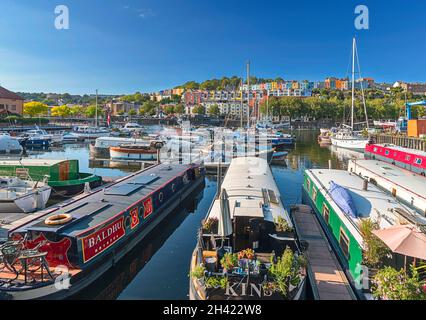 BRISTOL CITY ENGLAND HOTWELLS DOCKT HAUSBOOTE IN DER MARINA UND MEHRFARBIGE HÄUSER VON CLIFTON WOOD UND AMBRA VAL IM SPÄTSOMMER AN Stockfoto