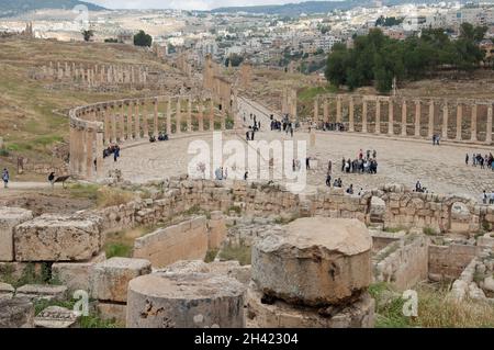 Das Oval Forum, Jerash, Jordanien, Naher Osten. Im Hintergrund die moderne Stadt Jerash. Stockfoto