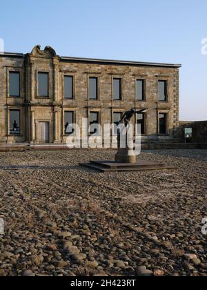 Cholmley House / Whitby Hall Bankettsaal und Nachbau Borghese Gladiator Steingarten neben den Ruinen von Whitby Abbey, North Yorkshire, England Stockfoto