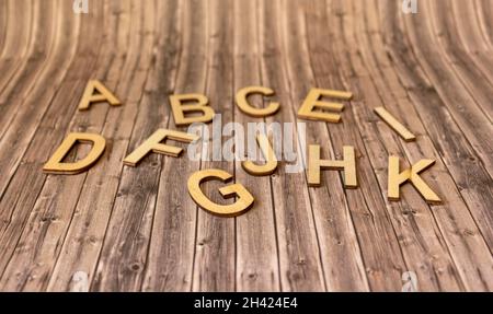 Kleinbuchstaben des englischen Alphabets auf Holzhintergrund Stockfoto