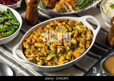 Hausgemachte Thanksgiving Holiday Füllung mit Sellerie und Zwiebeln Stockfoto