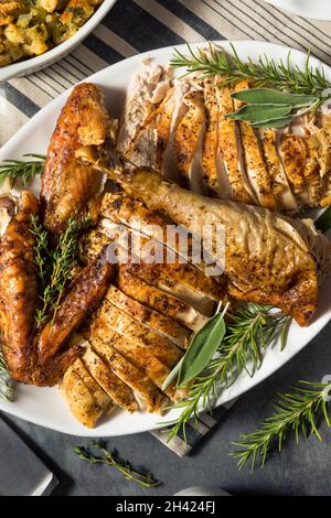 Festliches Putenabendessen am Thanksgiving-Tag mit Füllung aus Kürbiskuchen und Kartoffeln Stockfoto