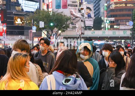 Tokio, Japan. Oktober 2021. Japan, Tokio, Shibuya, Menschen in Kostümen versammeln sich zu Halloween und Flaggen, die um Selbstbeschränkung bitten. Am 31. Oktober 2021 in Tokio, Japan. (Foto von Kazuki Oishi/Sipa USA) Quelle: SIPA USA/Alamy Live News Stockfoto