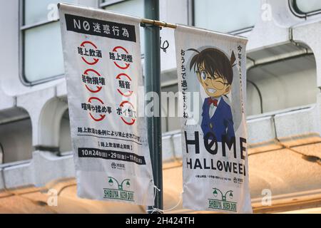 Tokio, Japan. Oktober 2021. Japan, Tokio, Shibuya, Menschen in Kostümen versammeln sich zu Halloween und Flaggen, die um Selbstbeschränkung bitten. Am 31. Oktober 2021 in Tokio, Japan. (Foto von Kazuki Oishi/Sipa USA) Quelle: SIPA USA/Alamy Live News Stockfoto