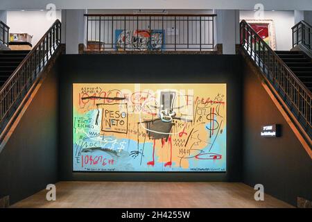 Ein Artwok mit dem Titel „The Guilt of Gold Teeth“ von Jean-Michel Basquiat, der während der Fotoaktion „20./21. Jahrhundert“ bei Christie ausgestellt wurde Stockfoto