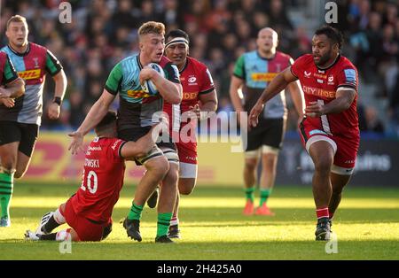 Harlequins Jack Kenningham (Mitte) wird von Saracens' Alex Lozowski (links) während des Spiels der Gallagher Premiership in Twickenham Stoop, London, angegangen. Bilddatum: Sonntag, 31. Oktober 2021. Stockfoto