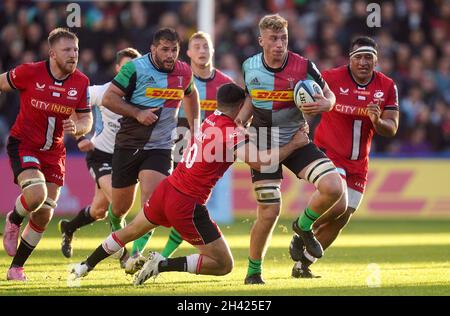 Harlequins Jack Kenningham (Mitte) wird von Saracens' Alex Lozowski (Mitte links) während des Spiels der Gallagher Premiership in Twickenham Stoop, London, angegangen. Bilddatum: Sonntag, 31. Oktober 2021. Stockfoto