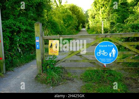 Oktober 2021 - Schilder und Nutzungsbeschränkungen auf der National Cycle Network Route Nummer 26 im ländlichen Somerset von Yatton nach Cheddar Stockfoto