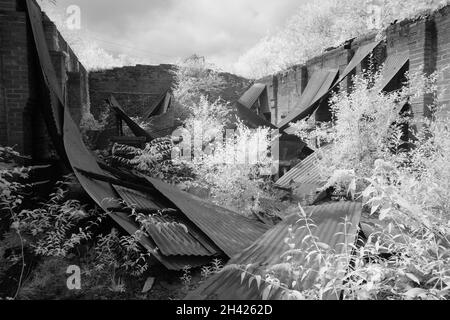 August 2021 - Rosty Dachplatten industriellen Verfall in South Wales Stockfoto