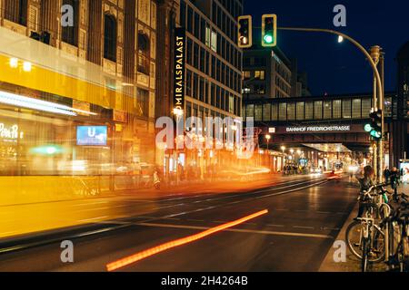 Oktober 2021 - Berlin, Deutschland. Nachtblick auf die historische, belebte Straße. Langzeitbelichtung, Verkehr auf der Friedrichstraße in der germanischen Hauptstadt. Stockfoto