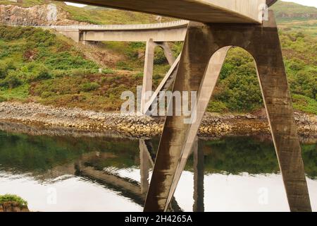 Ein Blick auf die Kylesku-Brücke, Sutherland, Schottland, mit ihrer geschwungenen Form und riesigen Stützen über dem Loch A Chairn Bhain Stockfoto