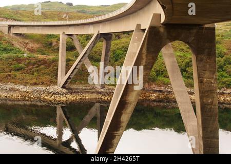 Ein Blick auf die Kylesku-Brücke, Sutherland, Schottland, mit ihrer geschwungenen Form und riesigen Stützen über dem Loch A Chairn Bhain Stockfoto