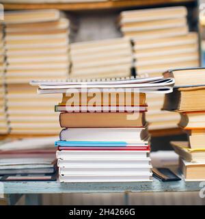 Alte Bücher im Stapel auf einem Tisch. Selektiver Fokus Stockfoto