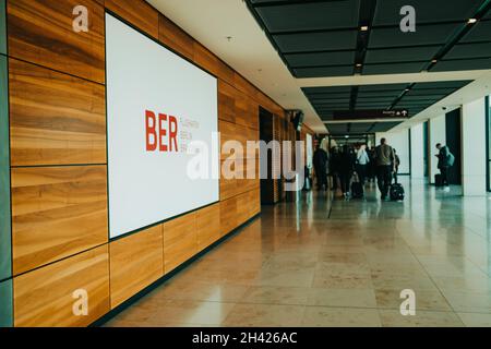 Oktober 2021 - Berlin, Deutschland. Blick auf den Brandenburger Flughafen. Anreisende Passagiere gehen den Korridor entlang zur Passkontrolle. Neues Terminal Stockfoto