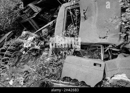 August 2021 - Rusty Car Industrial Dereliction in South Wales Stockfoto