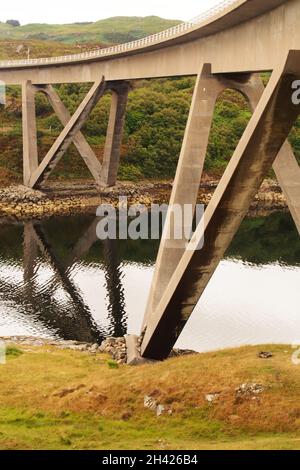 Ein Blick auf die Kylesku-Brücke, Sutherland, Schottland, mit ihrer geschwungenen Form und riesigen Stützen über dem Loch A Chairn Bhain Stockfoto