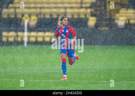 Watford, Großbritannien. Oktober 2021. Vicarage Road Stadium, Watford, Siobhan Wilson (14 Crystal Palace) im Regen während des FA Womens Championship Matches zwischen Watford und Crystal Palace in der Vicarage Road, Watford, England. Stephen Flynn/SPP Kredit: SPP Sport Pressefoto. /Alamy Live News Stockfoto