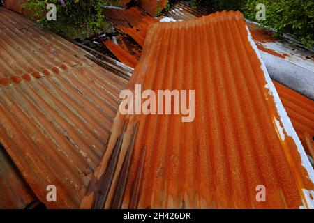 August 2021 - Rosty Dachplatten industriellen Verfall in South Wales Stockfoto