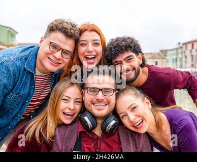 Multirassische und milenial Jungs und Mädchen, die Selfie in te City - Lifestyle-Konzept über Freundschaft, fun und glücklich von jungen Menschen Freunde Stockfoto