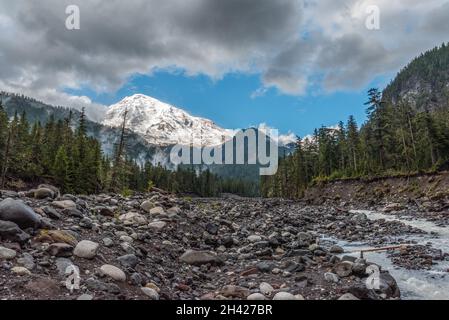 Toller Blick auf Mt Rainier vom Nisqually River, USA Stockfoto