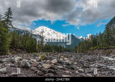 Toller Blick auf Mt Rainier vom Nisqually River, USA Stockfoto