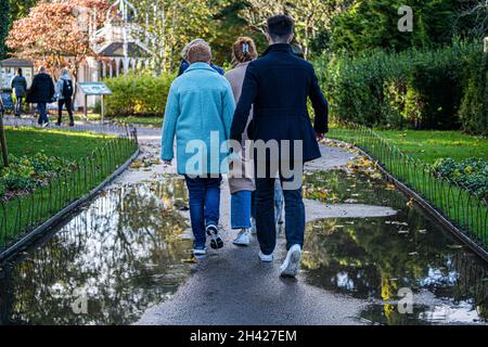 WIMBLEDON LONDON, GROSSBRITANNIEN. Oktober 2021. Die Menschen gehen auf einem Fußweg auf Wimbledon Common, der nach sintflutartigen Regenfällen mit Wasser überflutet wurde. Das Met-Büro hat über mehrere Tage Regen und starke Winde vorhergesagt, die Teile des Vereinigten Königreichs betreffen. Kredit: amer ghazzal/Alamy Live Nachrichten Stockfoto