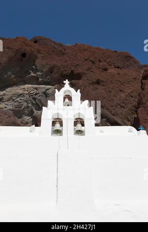 Detail der Agios Nikolaos Kirche in der Nähe des Roten Strandes in Akrotiri auf der Insel Santorini, Griechenland Stockfoto