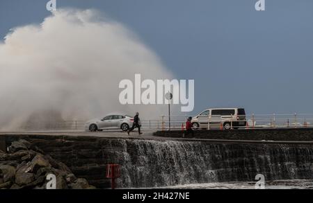 Aberystwyth, Ceredigion, Wales, Großbritannien. 31. Oktober 2021 Wetter in Großbritannien. Starke Winde und Flut schlagen die Küstenstadt Aberystwyth. © Rhodri Jones/Alamy Live News Stockfoto