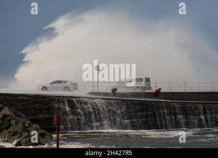 Aberystwyth, Ceredigion, Wales, Großbritannien. 31. Oktober 2021 Wetter in Großbritannien. Starke Winde und Flut schlagen die Küstenstadt Aberystwyth. © Rhodri Jones/Alamy Live News Stockfoto