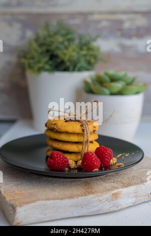 Domemade Haferflocken-Kekse für ein gesundes Frühstück. Diätetische Kekse mit Himbeeren . Stockfoto