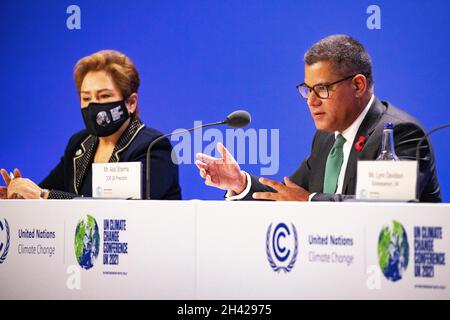 Glasgow, Schottland, Großbritannien. Oktober 2021. IM BILD: (Links) Patricia Espinosa - Exekutivsekretärin der COP26 und (rechts) Alok Sharma - COP26-Präsident bei einer Pressekonferenz am Eröffnungstag der COP26 gesehen. Quelle: Colin Fisher/Alamy Live News Stockfoto