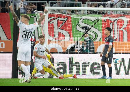 Augsburg, Deutschland. Oktober 2021. Fußball: Bundesliga, FC Augsburg - VfB Stuttgart, Matchday 10, WWK Arena. Der Augsburger Florian Niederlechner (Mitte) punktet mit 3:1. Quelle: Matthias Balk/dpa - WICHTIGER HINWEIS: Gemäß den Bestimmungen der DFL Deutsche Fußball Liga und/oder des DFB Deutscher Fußball-Bund ist es untersagt, im Stadion und/oder vom Spiel aufgenommene Fotos in Form von Sequenzbildern und/oder videoähnlichen Fotoserien zu verwenden oder zu verwenden./dpa/Alamy Live News Stockfoto