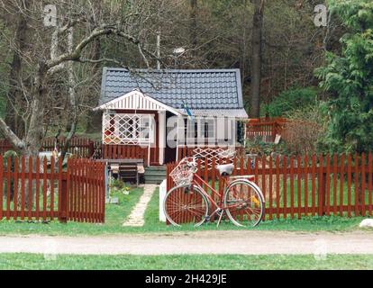 ZUTEILUNG mit kleinem Häuschen im Garten außerhalb Stockholms Stockfoto