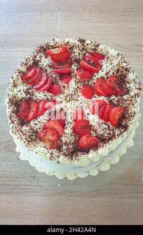 Blick von oben auf einen Erdbeerkuchen mit Schlagsahne Stockfoto