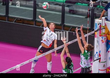 Pala Ubi Banca, Cuneo, Italien, 31. Oktober 2021, Degradi Alice (Bosca Cuneo), Mancini Giulia (Vallefoglia)&#XA;, Scola Misca (Vallefoglia) während des Spiels Bosca S.Bernardo Cuneo gegen Megabox Vallefoglia - Volleyball Italianische Serie A1 Frauen Stockfoto