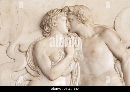 Ornamentales Relief eines Brunnens in Florenz, Italien. Alte Skulptur mit küssenden Paar. Florentiner Kunst 16. Jahrhundert. Stockfoto