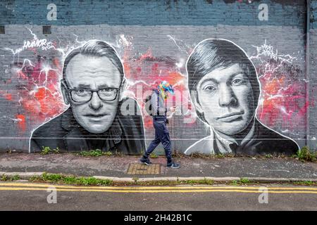 Brighton, 22. Oktober 2021: Atemberaubende fotorealistische Street Art erschien kürzlich in Elder Place, Brighton, mit kürzlich verstorbenen Stars; Comedi Stockfoto