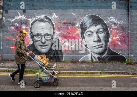 Brighton, 22. Oktober 2021: Atemberaubende fotorealistische Street Art erschien kürzlich in Elder Place, Brighton, mit kürzlich verstorbenen Stars; Comedi Stockfoto