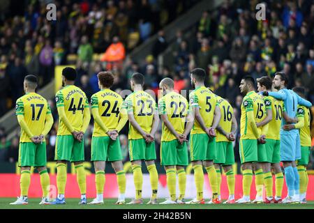 Die Spieler von Norwich City beobachten eine Minute Stille vor dem Anpfiff Stockfoto